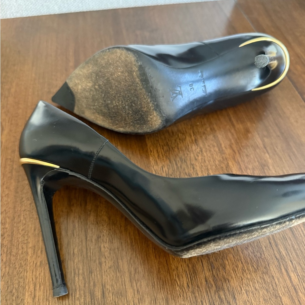 Louis Vuitton Sleek Black Pointed Heels - Picture 4 of 9